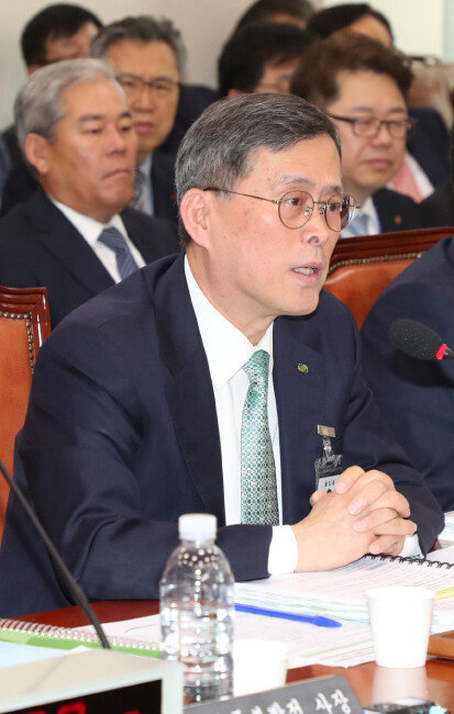 2018년 10월 18일 국회에서 열린 산업통상자원중소벤처기업위원회의 한국수력원자력 등에 대한 국정감사에서 정재훈 한국수력원자력 사장이 답변하고 있다.