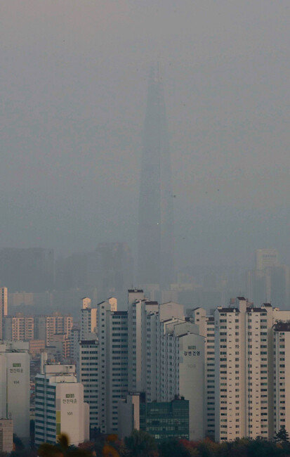 겨울이면 하루가 멀다하고 미세먼지로 뒤덮인다. 멀리 서울 송파구 롯데타워가 미세먼지에 가려 희미하게 비친다. [뉴시스]