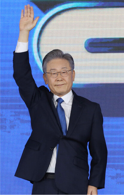 10월 10일 더불어민주당 제20대 대통령 후보에 선출된 이재명 경기지사가 서울 합동연설회에서 인사하고 있다. [뉴시스]