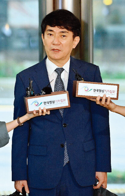 이균용 대법원장 후보자가 8월 29일 서울 서초구의 인사청문회 준비 사무실로 출근하며 취재진 질의에 답하고 있다. [동아DB]