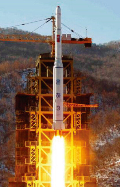 북한이 2012년 12월 12일 인공위성용 은하 3호 로켓을 발사하는 모습. [노동신문]