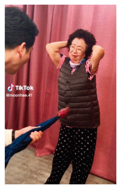 틱톡 콘텐츠를 찍는 배우 나문희. [틱톡 moonhee.41 캡처]