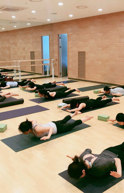 여성 직장인들이 현대백화점 문화센터에서 ‘필라테스’ 수업을 받고 있다. [사진제공·현대백화점]