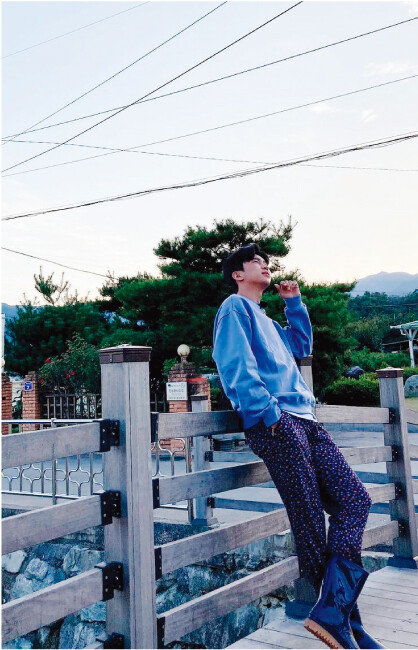 시골 농부의 ‘몸뻬 바지’와 장화를 사랑스러운 패션으로 완성한 임영웅. [임영웅 인스타그램]