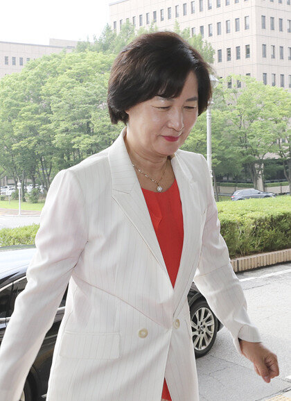 검찰 고위직 인사가 발표된 8월 7일 추미애 법무부 장관이 경기 과천시 법무부 청사로 출근하고 있다. [뉴시스]