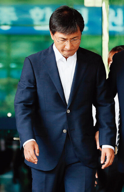 8월 14일 서울 마포구 서울서부지방법원에서 열린 1심 재판에서 무죄를 선고받은 안희정 전 충남도지사. [동아DB]