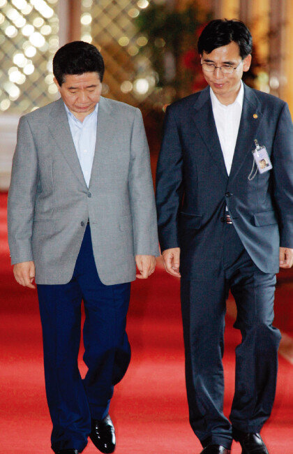 2006년 청와대에서 함께 회의장으로 입장하고 있는 당시 노무현 대통령과 유시민 보건복지부 장관. [청와대사진기자단]