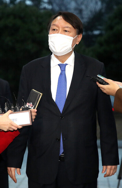 지난해 12월 1일 법원이 검찰총장 직무배제 집행정지 가처분 신청을 인용한 직후 서울 서초구 대검찰청으로 출근하는 윤석열 검찰총장. [뉴시스]