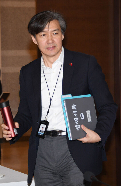 2018년 12월 10일 청와대 수석보좌관회의에 입장하는 조국 청와대 민정수석비서관. [동아DB]