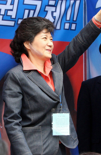 ‘커터 칼 피습사건’ 치료 후 2006년 5월 29일 병원에서 퇴원한 박근혜 당시 한나라당 대표가 곧바로 대전으로 내려가 지원 유세를 하고 있다. [동아일보]