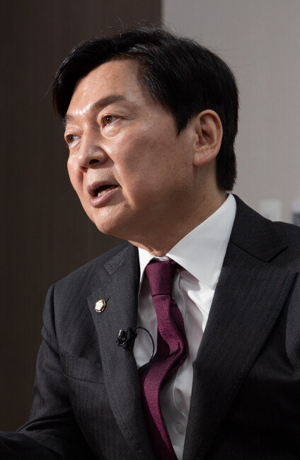 안철수 국민의힘 의원은 검찰의 산업부 블랙리스트 수사 및 경찰의 백현동 개발 사업 의혹 수사에 대해 “그게 무슨 정치 보복인가”라고 반문했다. [조영철 기자]