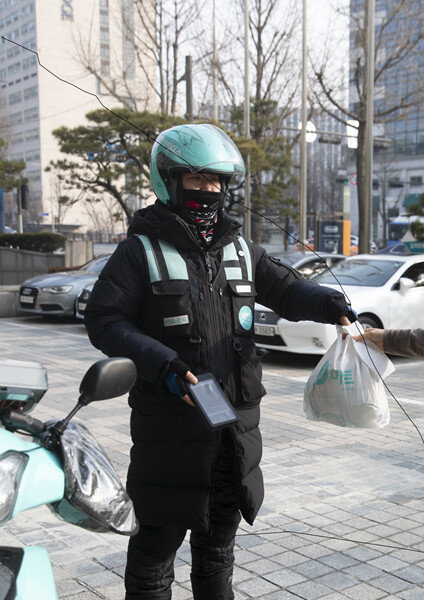 배달의민족 ‘B마트’에서 주문한 식료품을 배달하는 오토바이 기사. [지호영 기자]