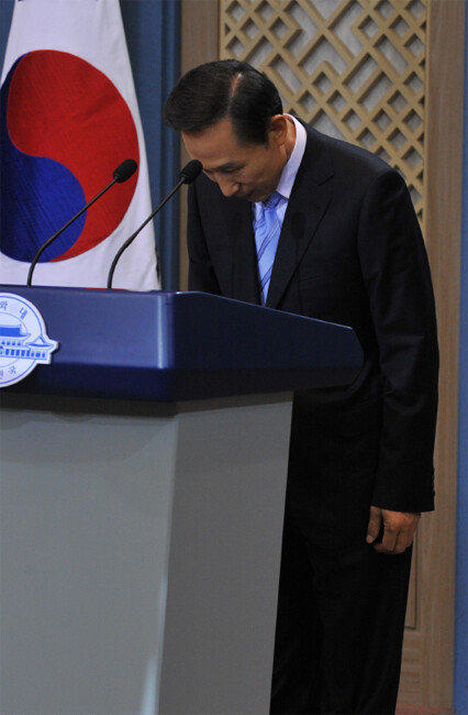 2008년 5월 22일 이명박 당시 대통령이 미국산 쇠고기 파문에 유감을 표명하는 내용의 대국민 담화 발표에 앞서 인사하고 있다. [동아DB]