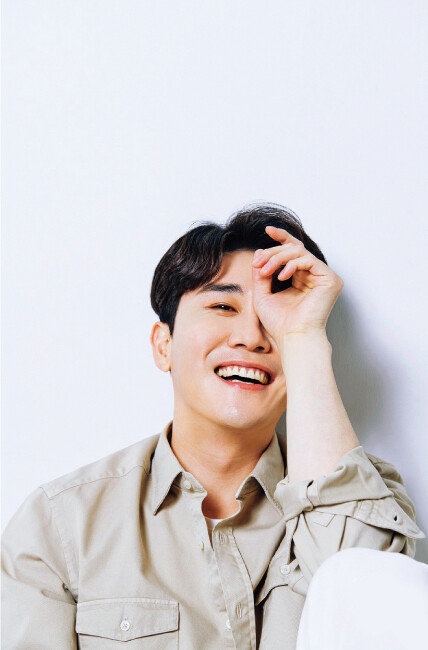 영탁이 2월 10일 디지털 싱글앨범 ‘이불’을 발매했다. “나는 그대 이불이 되어 아픈 마음 덮어주겠소”라는 노랫말처럼 자애로운 미소를 짓고 있다. [뉴에라프로젝트 제공]