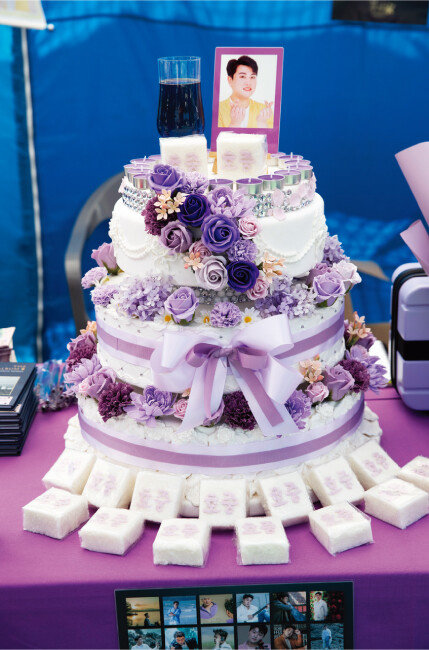 ‘김천아리스’가 김호중의 생일을 축하하기 위해 특별 제작한 3단 케이크. 화려한 꽃 장식에는 김호중이 앞으로 꽃길만 가기를 바라는 팬들의 열망이 담겨 있다. [지호영 기자]