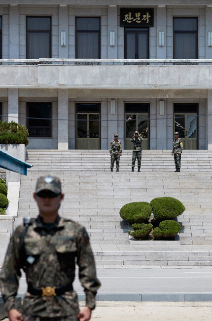 북한군이 판문점 북측 판문각에서 망원경으로 남측 지역을 살펴보고 있다. [홍중식 기자]