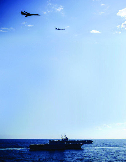 미군 B-1B 2대가 일본 헬기 탑재 항모 ‘이세’와 미국 항모 ‘시어도어 루스벨트’ 위로 비행하고 있다.[사진 제공·미 해군]