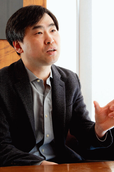 최슬기 KDI 국제정책대학원 교수가 2월 27일 서울 서초구 한 카페에서 ‘주간동아’와 인터뷰하고 있다. [박해윤 기자]