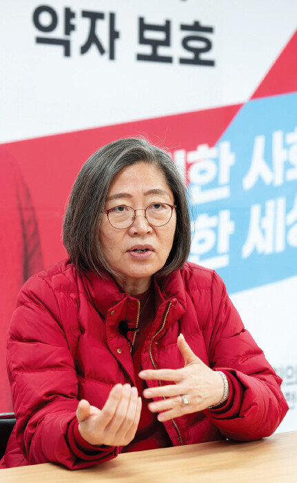 이수정 경기대 범죄심리학과 교수가 1월 29일 경기 수원 사무실에서 주간동아와 인터뷰하고 있다. [홍태식]