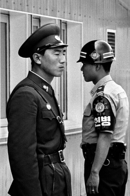 1992년 판문점 공동경비구역(JSA) 내에서 남북한 군인이 엇갈려 선 채 반대 방향을 바라보고 있다. [김녕만 사진작가 제공]