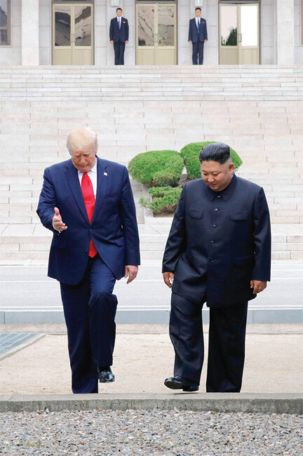 6월 30일 도널드 트럼프 미국 대통령(왼쪽)과 김정은 북한 국무위원장이 판문점 군사분계선을 넘어 북측으로 갔다 되돌아오고 있다. [박영대 동아일보 기자]