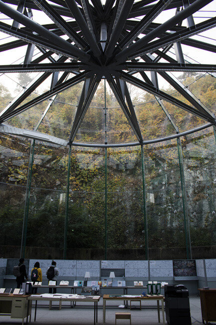 T1 파빌리온. 콘크리트 옹벽
안에 유리로 벽체와 지붕을
만들어 매봉산의 암반 지형을
그대로 보여준다.