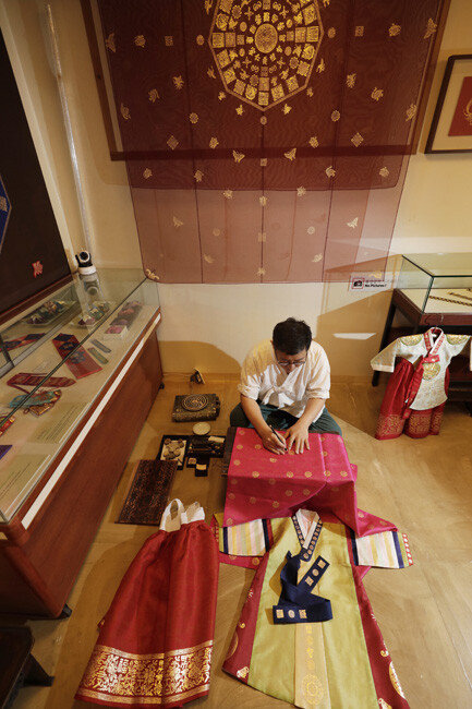 조선 철종 때부터 162년 전통을 유지해오는 한복집, 금박연의 김기호 장인. 종로구 북촌로에 있다.