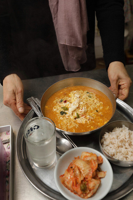 을지다방은 지금도 아침 시간에 공기밥과 김치를 곁들인 라면을 판다.