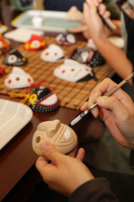 종로구 계동에 자리한 북촌목공예공방의 신민웅 씨가 한창 작업 중이다.