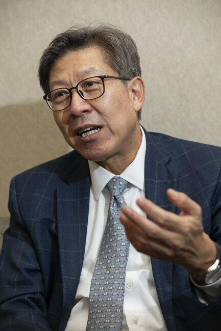 박형준 동아대 교수는 “부산의 시급한 현안은 청년들이 떠나고 있는 점”이라며 “부산을 산학도시로 만들어야 한다”고 강조했다. [조영철 기자]