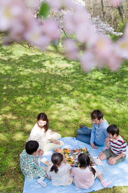 파란 하늘에서 기운 넘치는 햇살이 쏟아져내려오는 5월이 되면 공원 잔디밭은 행복한 가족들 웃음 소리로 가득 찬다. [GettyImage]