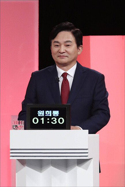 원희룡 국민의힘 대선 경선후보가 10월 5일 서울 여의도 KBS 스튜디오에서 제6차 방송토론회 준비를 하고 있다. [국회사진기자단]