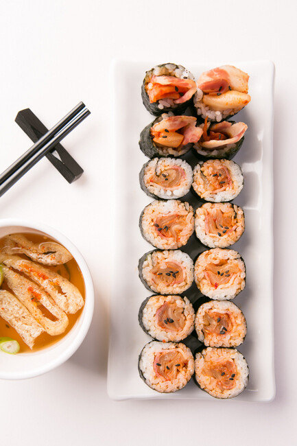 김치를 넣고 돌돌 싸먹는 김밥은 신김치로 만들 수 있는 별미다. [GettyImage]