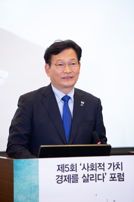 송영길 대표는 “90년간 명맥을 이어온 최장수 종합지로서 신동아가 심층 보도를 통해 국민에게 깊은 알 권리를 충족시켜주는 정론잡지로 더욱 발전해가길 기원한다”고 강조했다. [지호영 기자]
