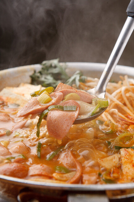 각종 햄과 소시지가 어우러져 맛을 내는 부대찌개. 식탁에서 보글보글 끓여 먹어야 맛있는 요리다. [GettyImage]