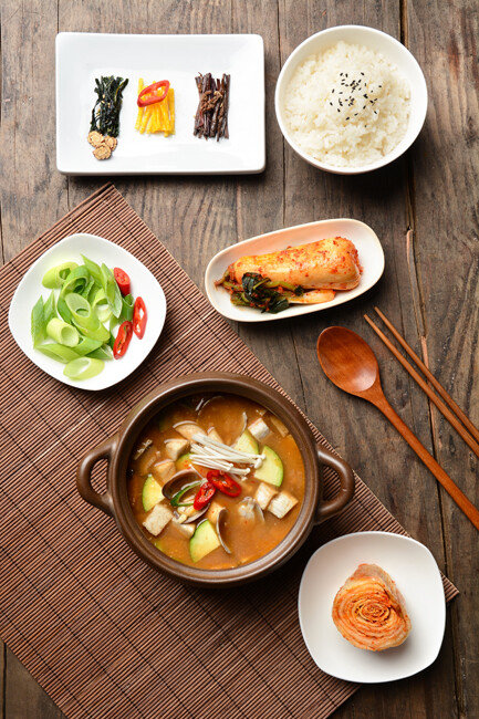 채소 반찬이 많은 한식은 맛과 건강 모두를 얻을 수 있는 안성맞춤 식단이다. [게티이미지]