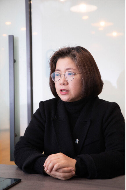 정수연 한국감정평가학회장은 “국내 주택 공시가격 산정을 미국처럼 전문성을 갖춘 감정평가사에게 맡겨야 오류 사고를 막고 정확성을 높일 수 있다”고 말했다.  [박해윤 기자]