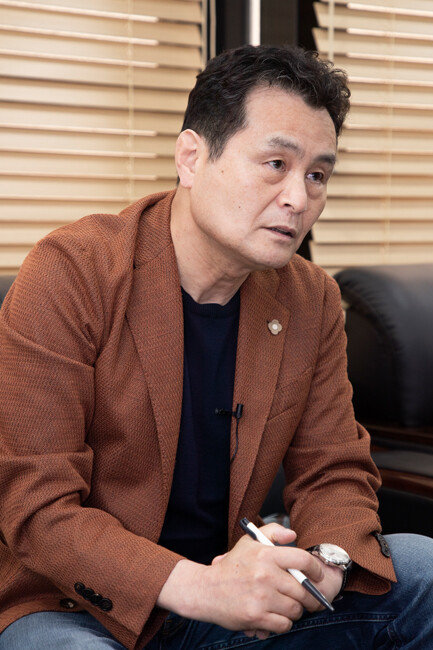 한형기 신반포 1차(아크로리버파크) 재건축 조합장은 2020년 6월 시공사업단과 조합장이 체결한 공사비 증액 계약서는 문제가 있다고 지적했다. [조영철 기자]