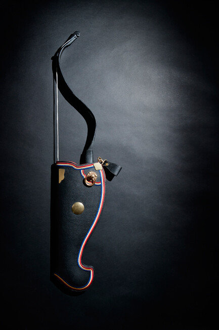 궁대(활집)에 담긴 비연궁. 궁대가 버선을 닮았다.