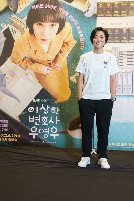 문지원 작가가 26일 기자간담회에서 사진 촬영을 위해 포즈를 취하고 있다. [ENA]