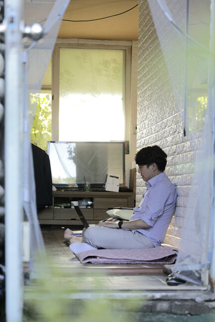 경북 칠곡군에 위치한 당고모가 살던 집에 머물고 있는 이준석 국민의힘 전 대표. [박해윤 기자]