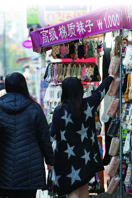 한국과 중국 정부가 사드(THAAD · 고고도미사일방어체계) 갈등을 해결하기로 합의하고 일주일 뒤 중국인 관광객의 필수 여행코스인 서울 명동 일대 매장들은 전반적으로 기대감을 내비쳤다.[조영철 기자]