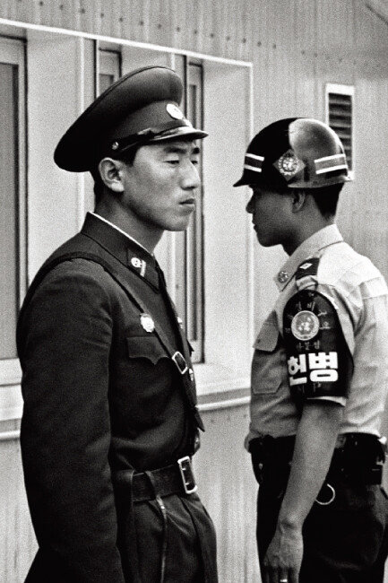 1992년 판문점에서 서로 다른 곳을 응시하고 있는 남북한 경비병.