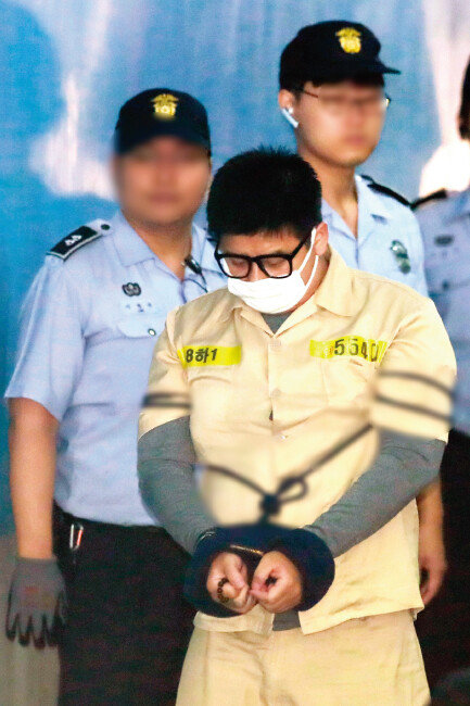 딸의 친구를 성추행하고 살해한 혐의로 1심에서 사형 선고를 받은 ‘어금니 아빠’ 이영학이 12월 6일 오후 서울 서초구 서울고등법원에서 열린 항소심 선고 공판에 출석하고 있다. [뉴시스]