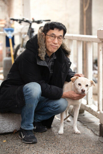 진중권 전 교수는 고양이 뿐 아니라 강아지도 좋아하는 동물애호가다.