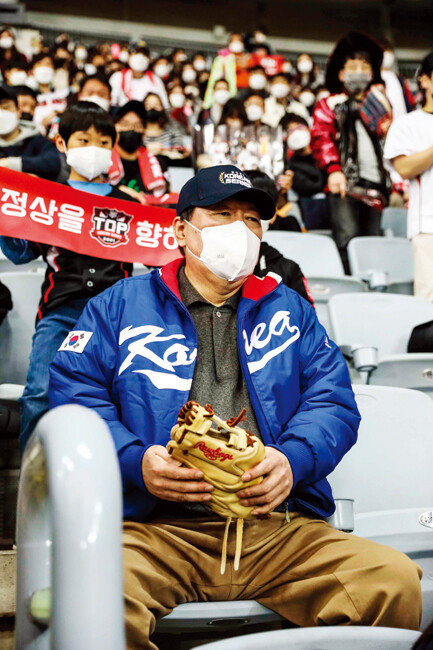 윤석열 대통령 당선인이 대선 후보 당시 틈을 내 한국시리즈 1차전을 관람하고 있다. [사진 제공 · 국회사진기자단]