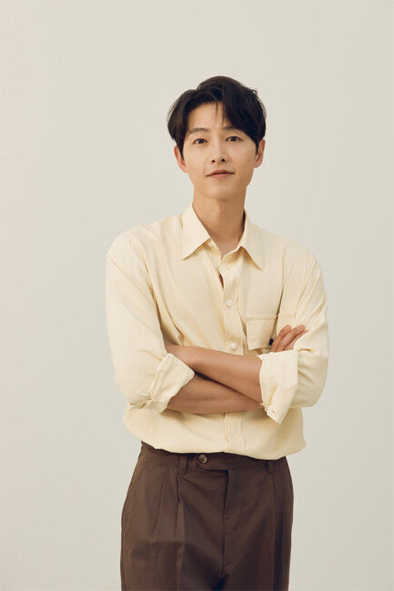 1월 30일 배우 송중기가 팬카페를 통해 영국 출신 배우 케이티 루이스 사운더스와 혼인 신고했다고 밝혔다. [하이지음스튜디오]