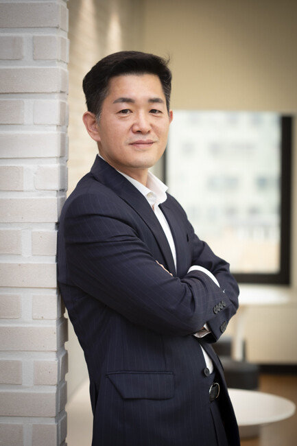 한국 농업의 디지털 전환에 대한 통찰을 담은 책 ‘가장 오래된 첨단산업 농업의 미래’를 펴낸 성형주 농산업융합연구소장. [박해윤 기자]