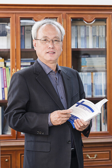 문성현 경제사회노동위원회 위원장은 “더 이상 정부를 상대로 ‘떼쓰기’하지 말고, 노사문제는 노사가 직접 풀어야 한다”고 강조했다. [홍태식 기자]