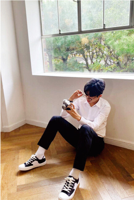 “에헴 이것이 무엇인고?” 2020년 10월 25일 우등생 포즈로 앉아 카메라를 살피는 임영웅. ‘블랙 앤드 화이트’의 조합이 스마트한 느낌을 더한다. [임영웅 인스타그램]